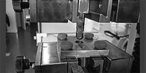 Hier sehen Sie The equipment used to test the strength of the cornea die runden Gewebeproben der Hornhaut auf ihr Elastizität getestet werden.