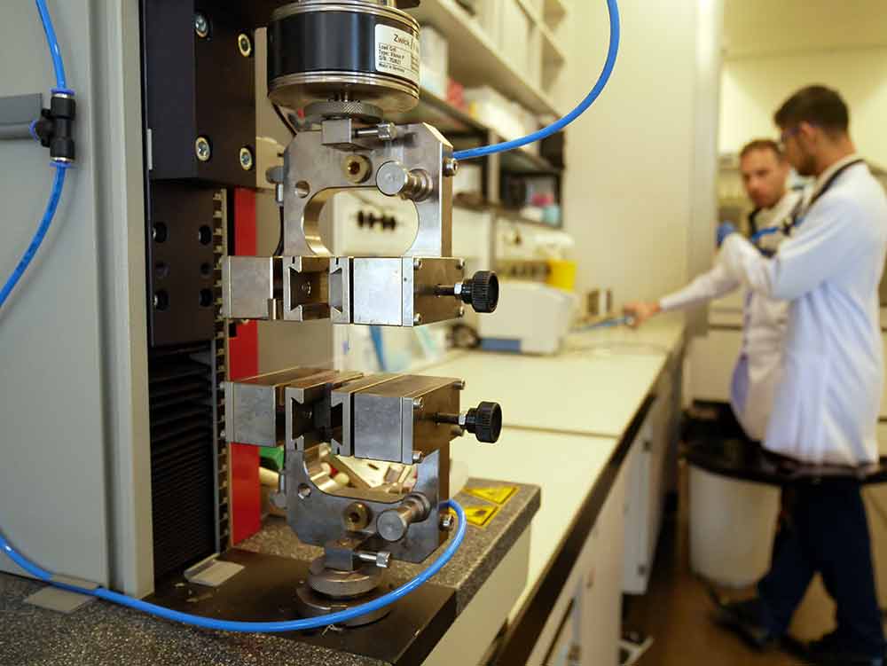 O extensómetro Zwick-Roell utilizado para avaliar a resistência biomecânica da córnea em laboratório